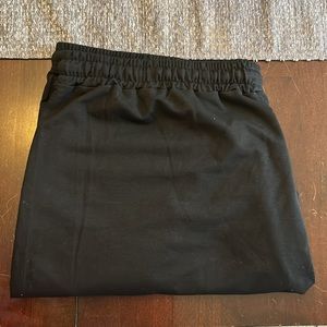 #104 Design in Italy Capris w Draw String Waistband